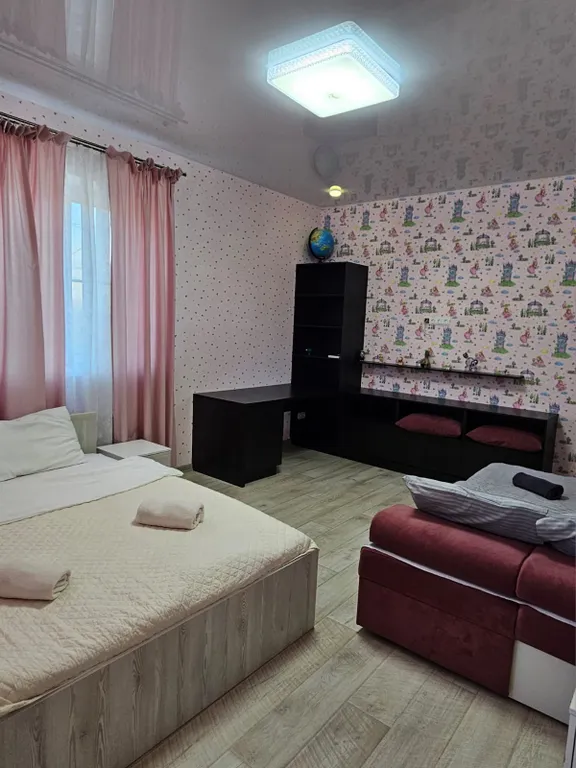 Уютный новый 3 этажный 10-комнатный гостeвoй дом с баней и прудом