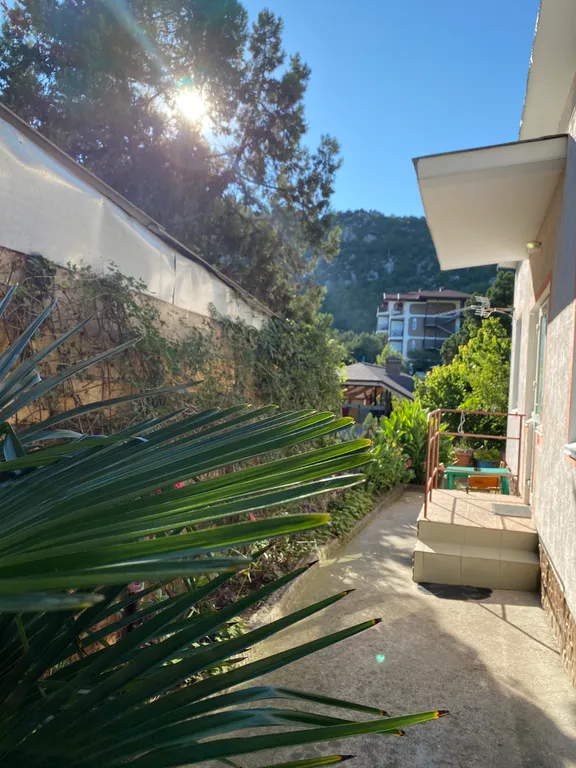 Дом с 2 комнатами и личным большим двором