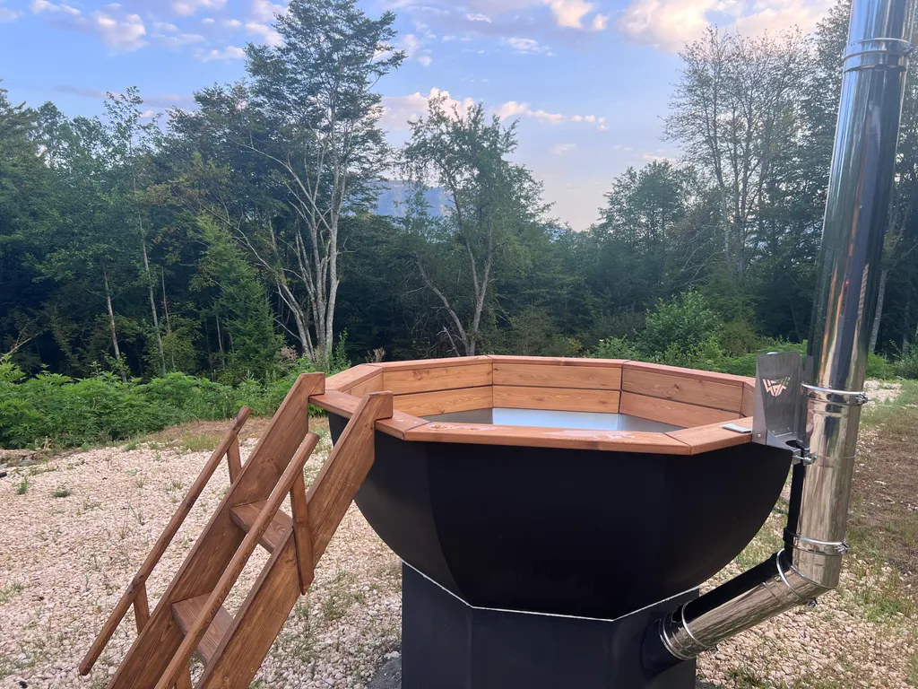 Дом в горах у реки с подогреваемым бассейном, баней и чаном