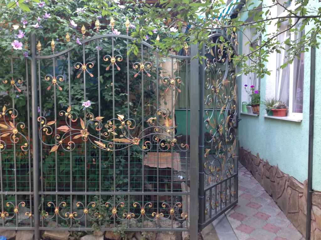 Зеленый дворик в центре города