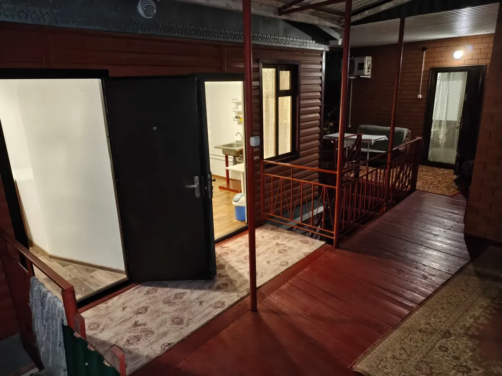 Номер со своей территорией для отдыха под навесом