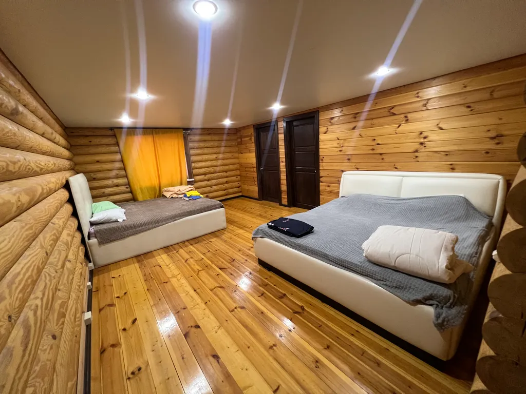 Деревянный дом с бассейном