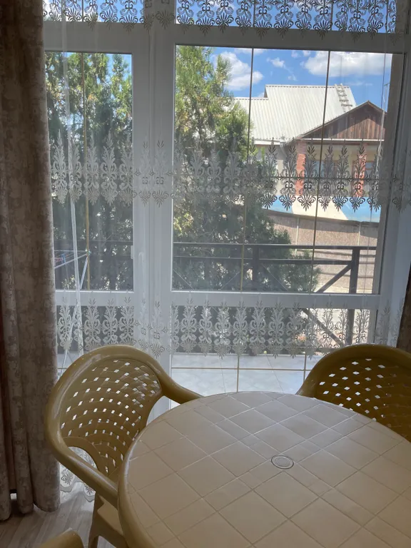 Четырёхместный номер  люкс с балконом с видом на город и горы