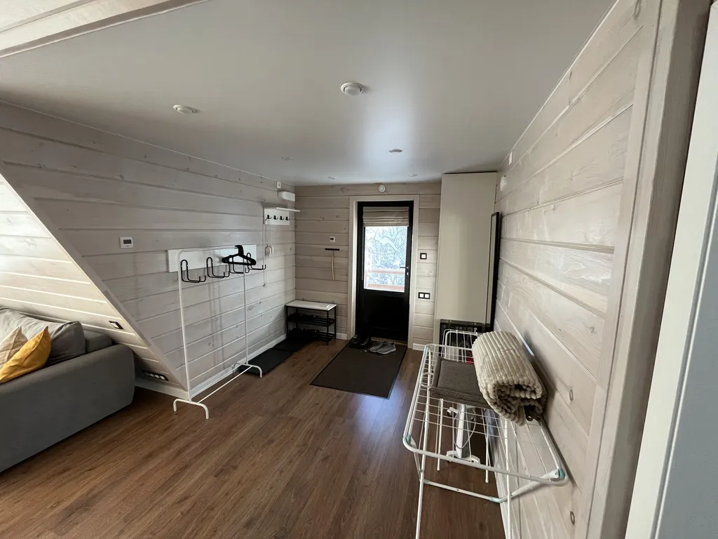 Уютный треугольный домик в лесу