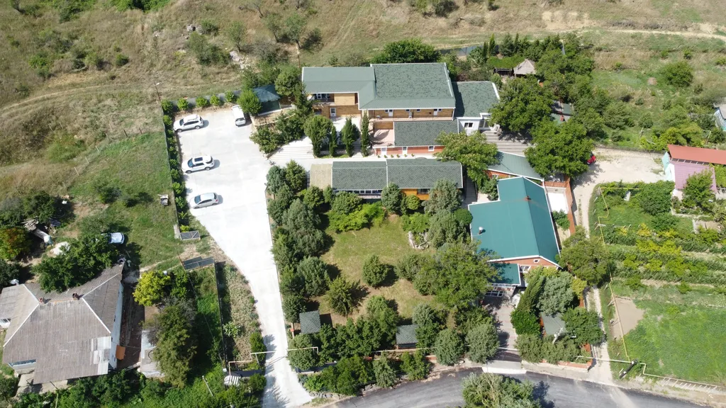 Коттедж Дом 3 спальни, большой двор беседка мангал усадьба Можжевеловый дворик — Айвовое