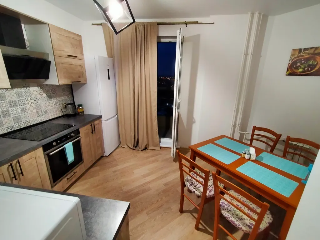 Квартира с панорамным балконом.
Хрустальный 19 этаж "День и Ночь"