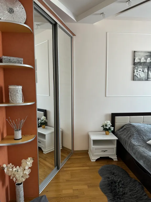 Красивая трёхкомнатная квартира в центре с видом на площадь