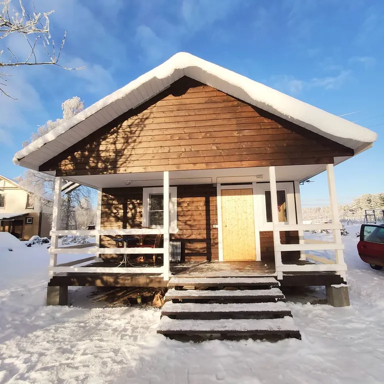 Коттедж Дом с террасой прямо на берегу реки — Торфяное