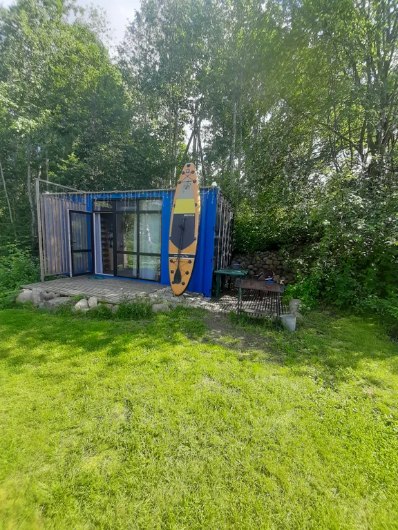 Уютный домик у реки