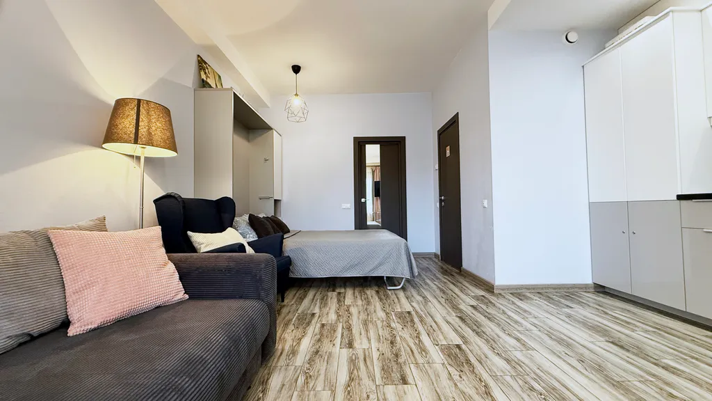 Просторная студия с большим окном в центре Красной Поляны