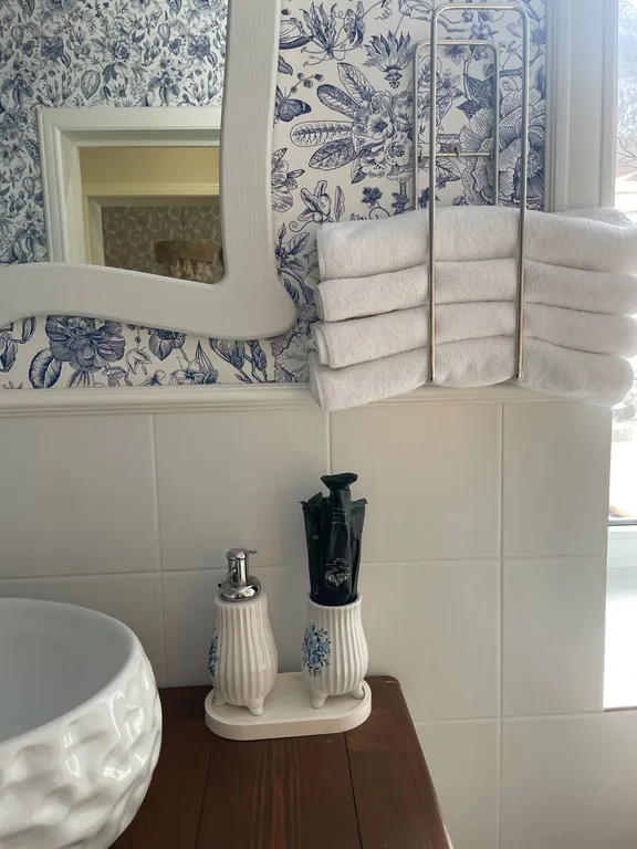 Дом с бассейном у леса