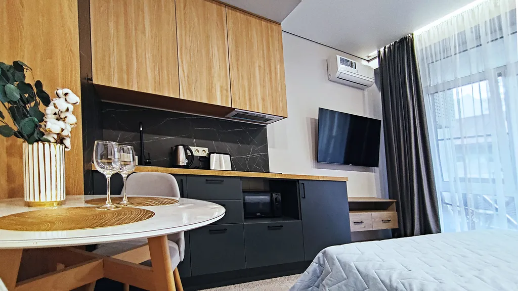 Студия в центре с балконом и видом на горы + бассейн/сауна