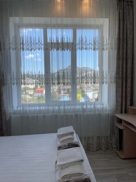 Четырёхместный номер  люкс с балконом с видом на город и горы