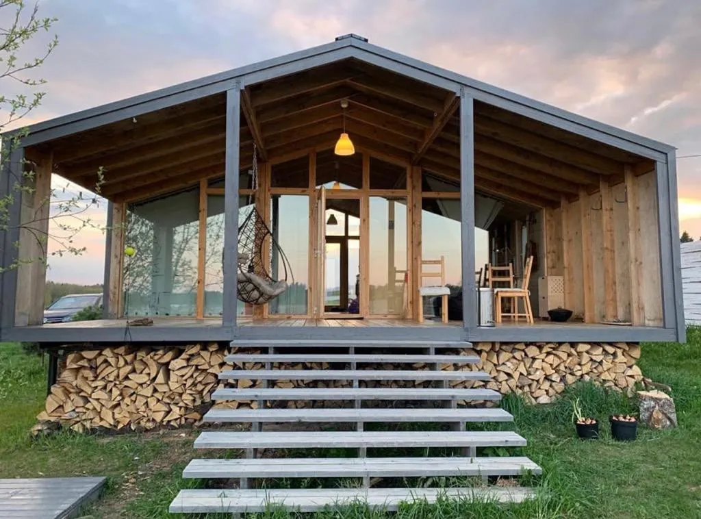 Коттедж Дубльдом по Новой Риге с видом на озеро и камином — Шаховская