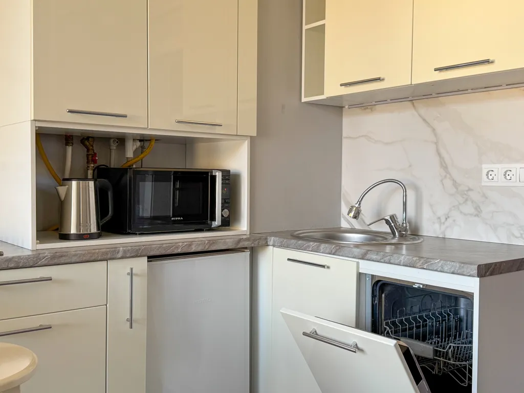 Квартира-студия с балконом у реки