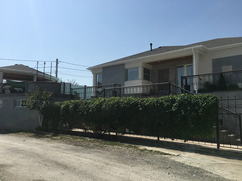 Дом с бассейном, баней и видом на море