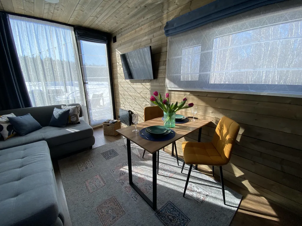 Домик ЕЖЕВИКА. Большой пруд с пляжем в глэмпинге "Усадьба Ягодное".