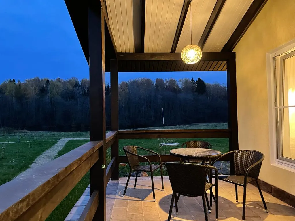 Уютный дом с видом на озеро с камином. Собственный закрытый пляж