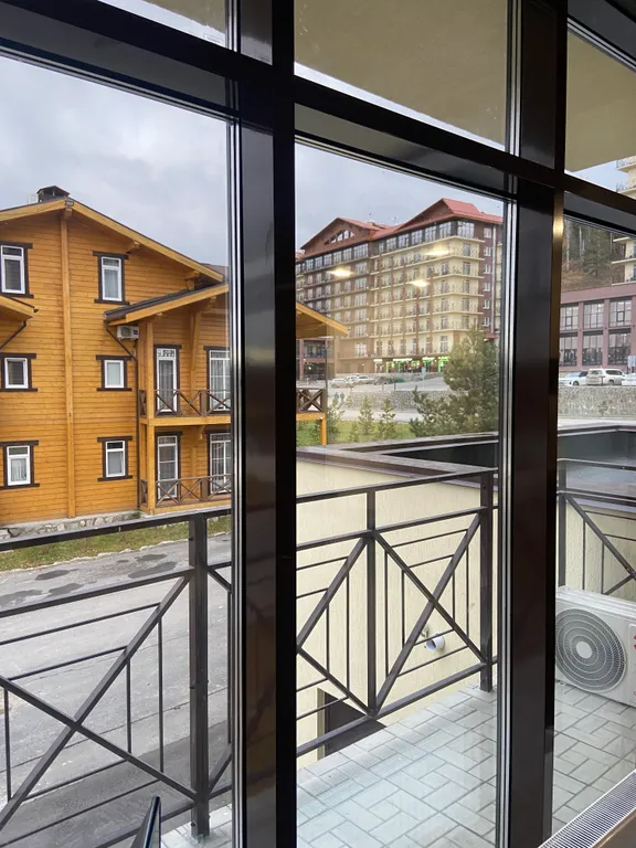 Апартаменты на горнолыжном курорте Солнечная Долина с видом на озеро