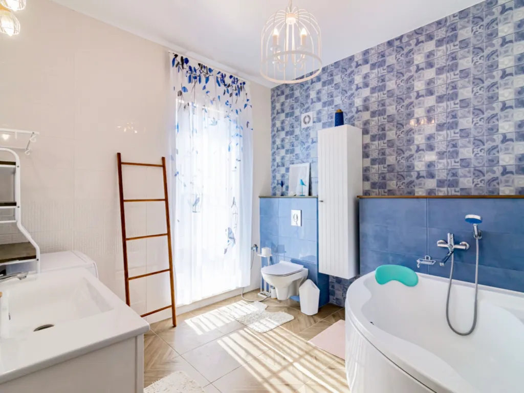 Новый дом с бассейном, сауной и панорамным видом на горы