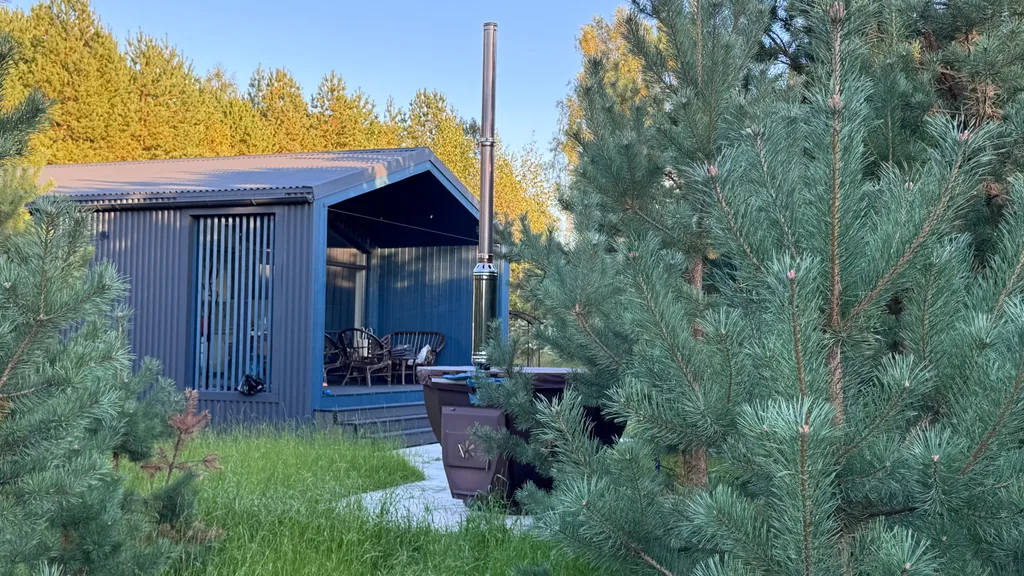 Уютный дoмик c паноpaмными окнами на лес