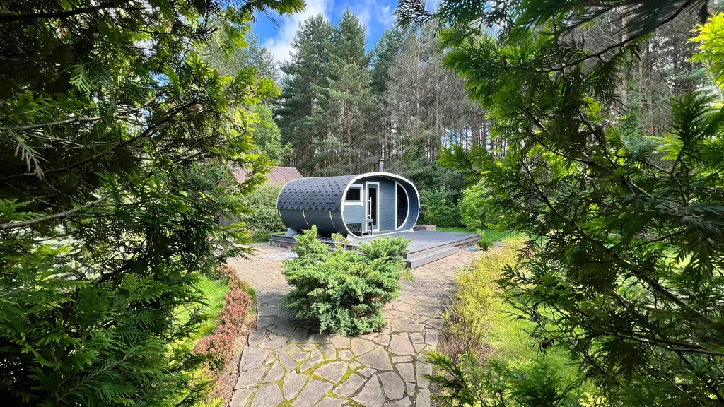 Уединённый хутор в лесу у реки с баней и камином