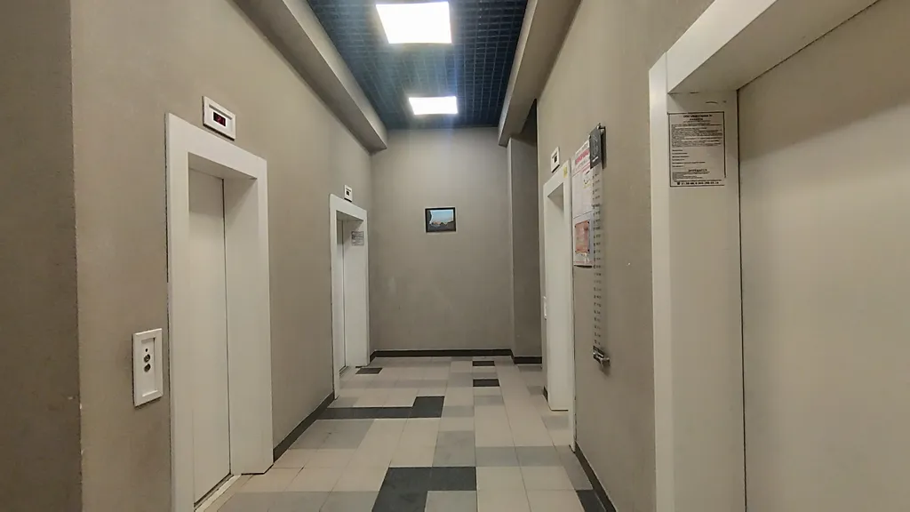 Уютная студия в тёплых тонах с большой угловой ванной для пары