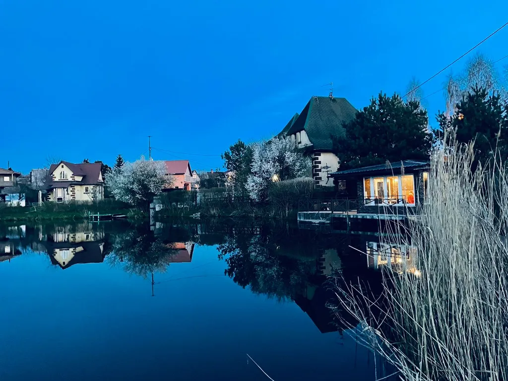 Дом с шикарной беседкой на озере