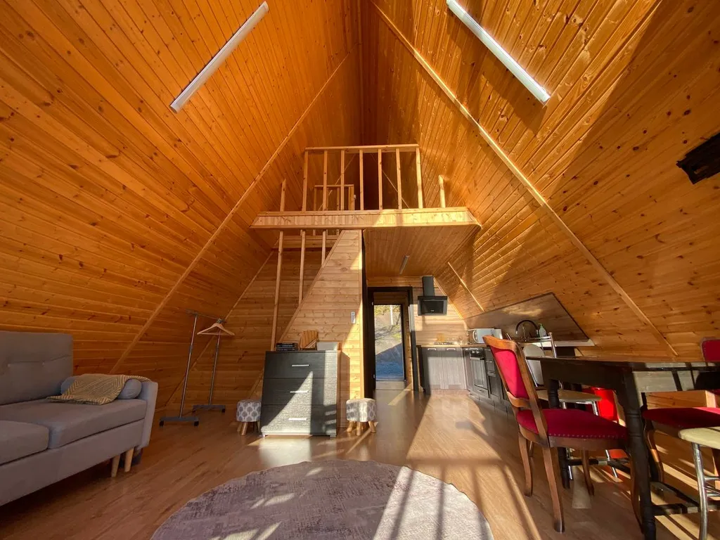 Дом-шалаш у озера