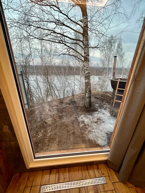 Дом с чаном на берегу реки