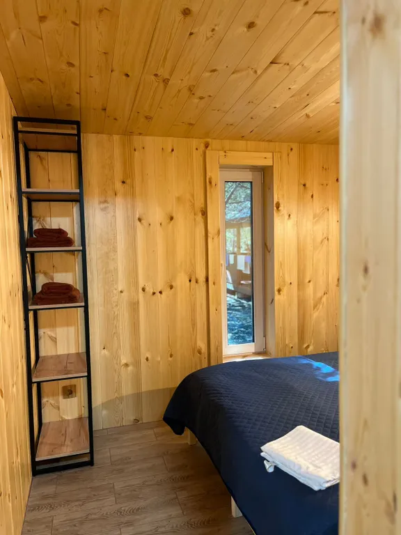 Домик в лесу с панорамным окном