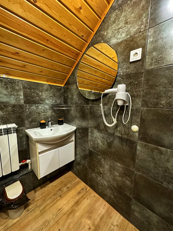 Коттедж Гостевой двор "Дом в кедрах" — Шерегеш