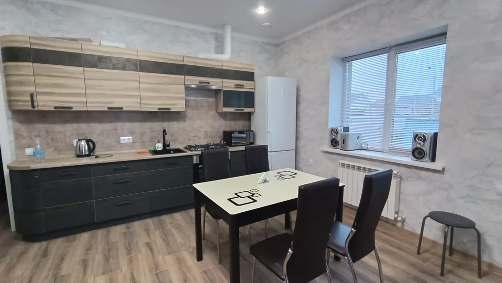 Трёхкомнатный новый коттедж в черте города с бассейном