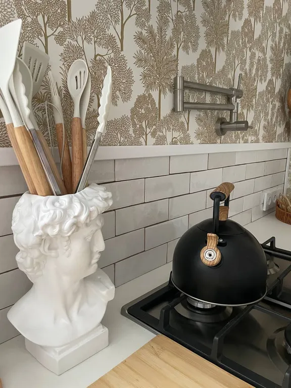 Дом с бассейном у леса