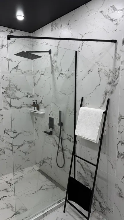 Домик с панорамной ванной в лесу