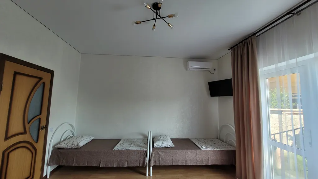 Уютный номер с видом на горы в гостевом дворе