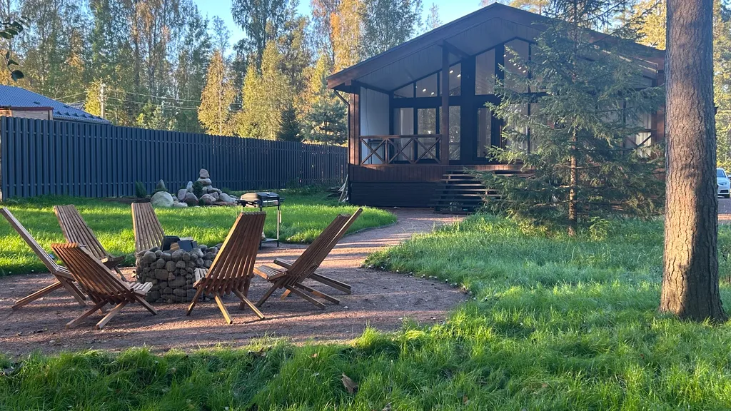 Загородный дом с большой террасой, кострищем и лесом