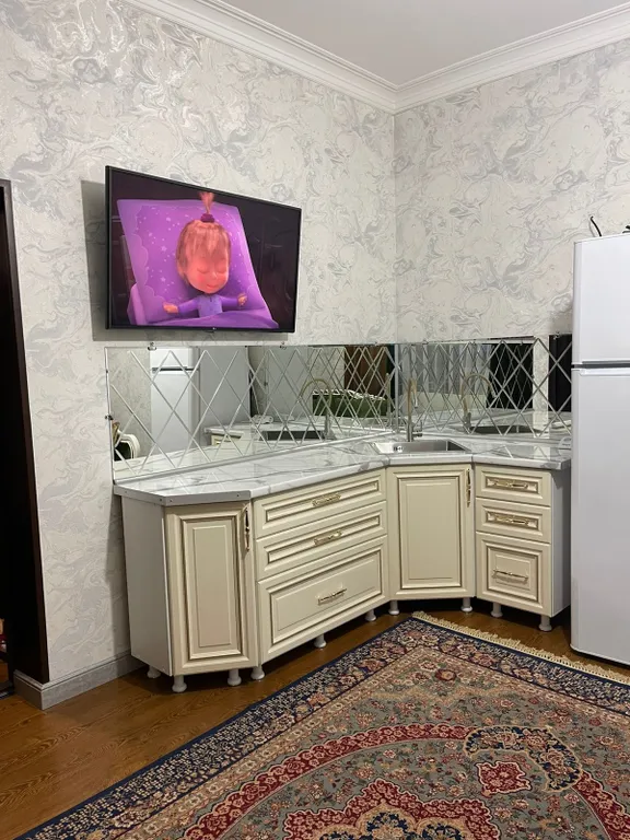 Дом у моря в окружении гор