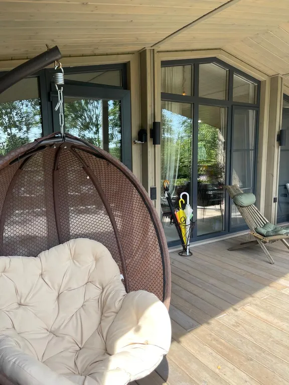 Дом в облаках у леса