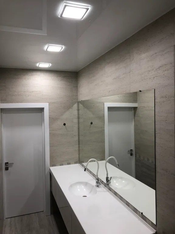 Яркая студия на берегу моря