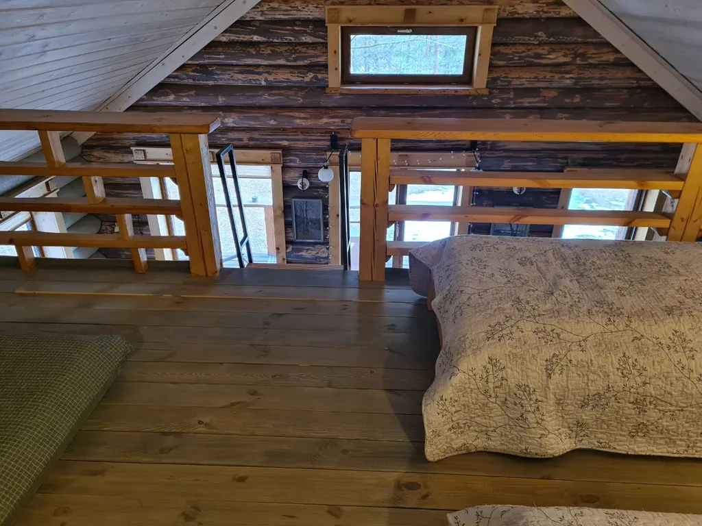 Комфортный дом на лесном участке у озера, рядом с городом