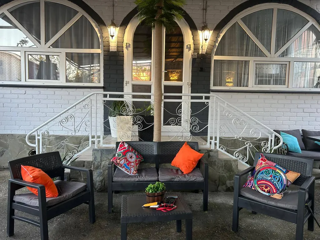 Дом сапфир с бассейном в центре