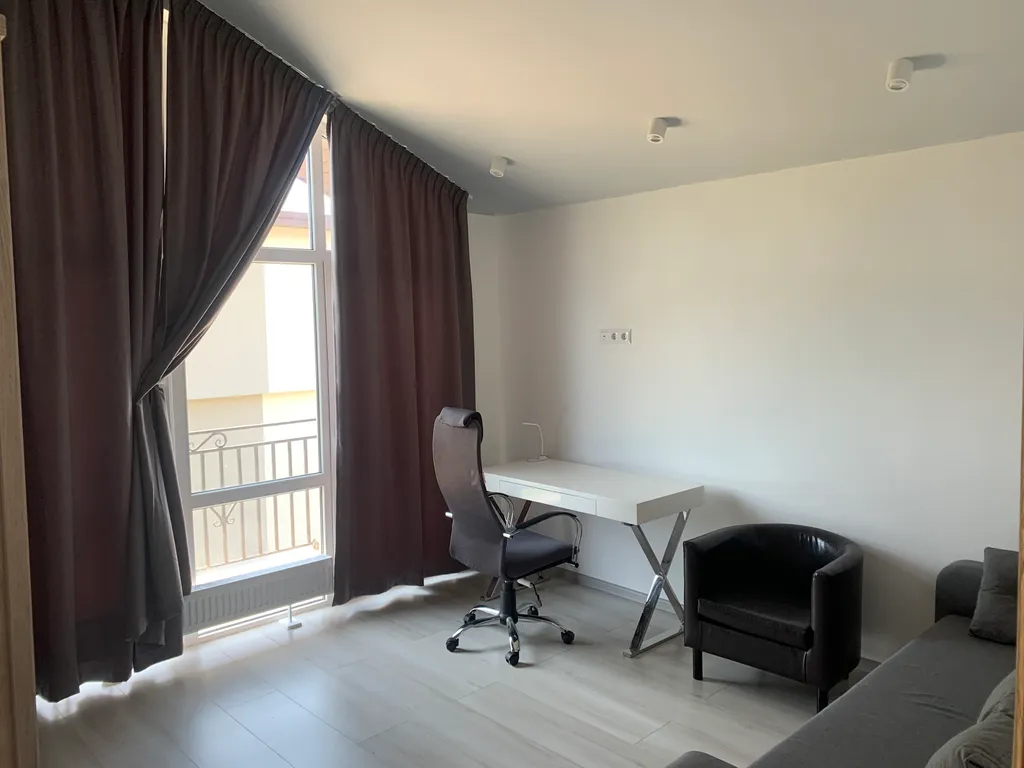 Современный коттедж на горе, в тихом месте, на границе с лесом