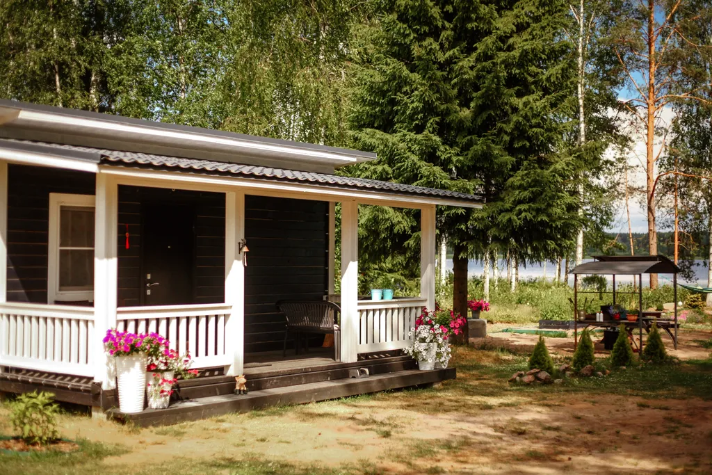 Милый домик у озера с баней