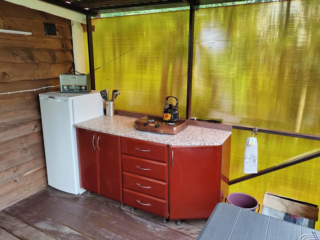 Домик на озере в глуши