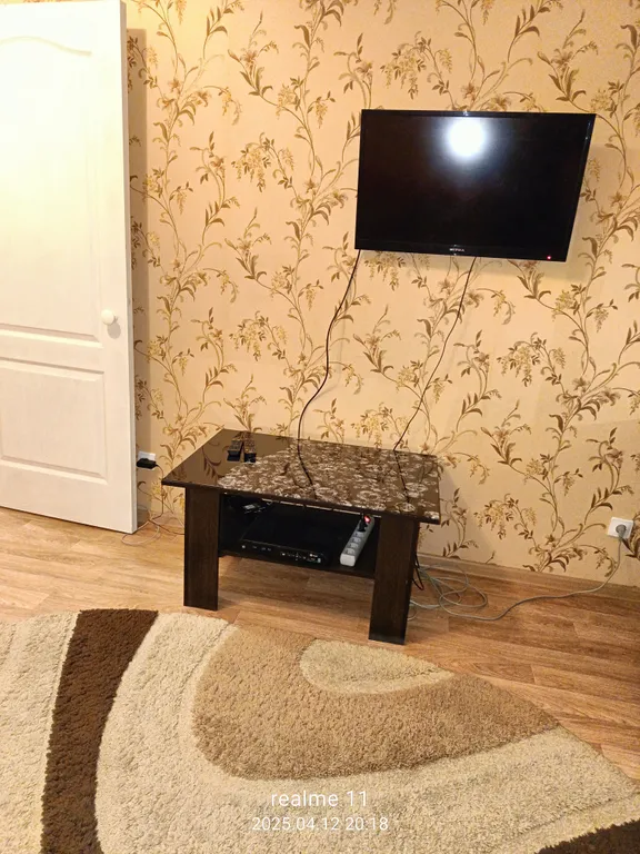 Сдаю однушку в новостройке - диван и кровать. Ждем вас.