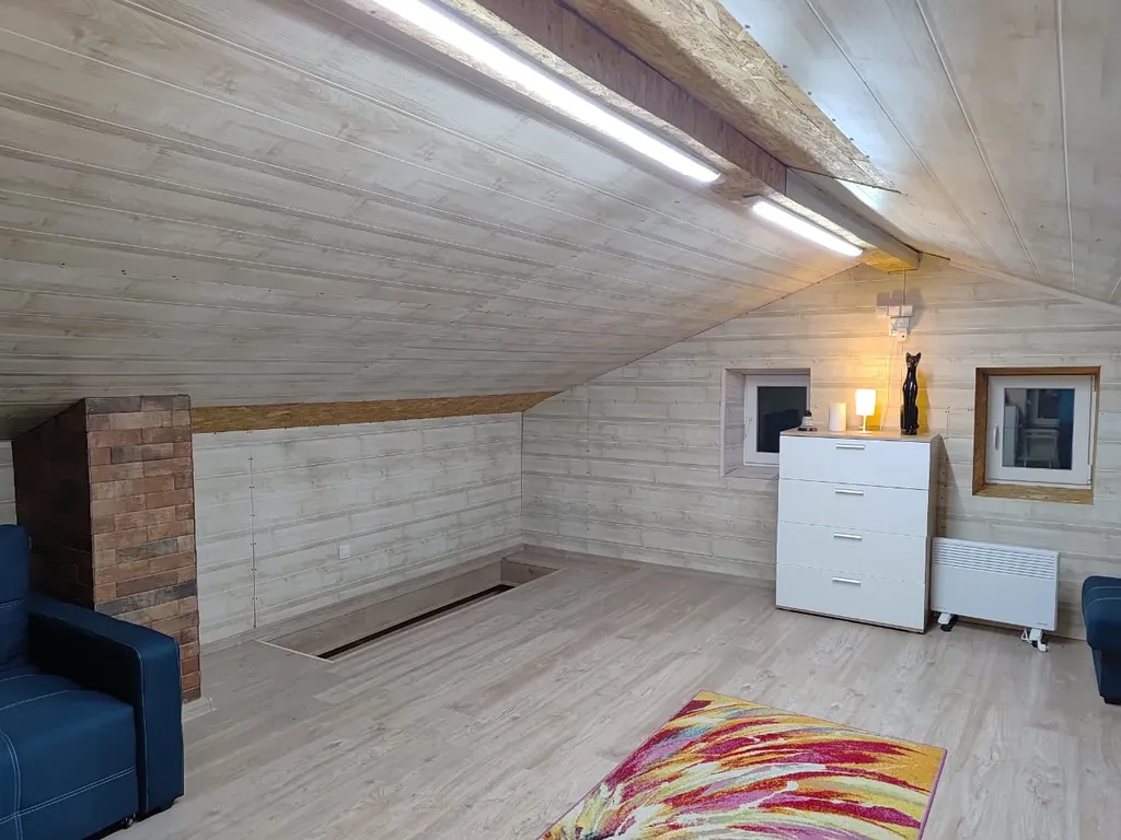 Дом с баней и пирсом на берегу пруда