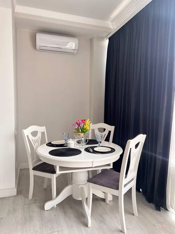 Витражные окна с красивым видом на город и новогодние салюты