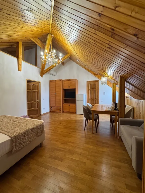 8. Четырехместный номер с тремя кроватями. Мансарда