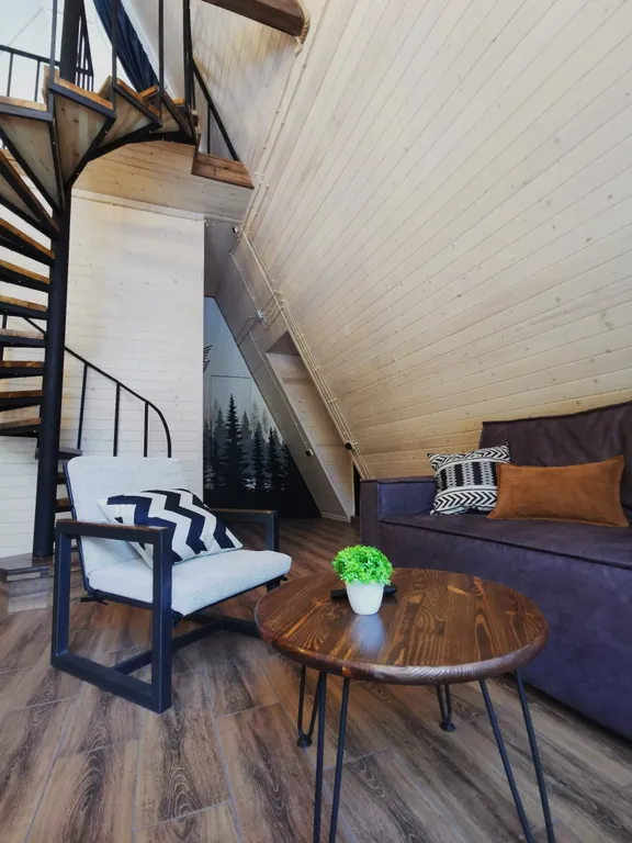 Треугольный дом с огороженной территорией